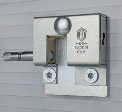 Antivol porte garage utilitaire et ouverture verticale avec cadenas Discus  - Le Temps des Travaux