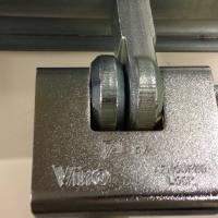 Porte cadenas viro 695 pour rideaux metalliques et portes de garage jpg