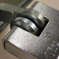 Serrure pour rideaux metalliques et porte de garage viro 695
